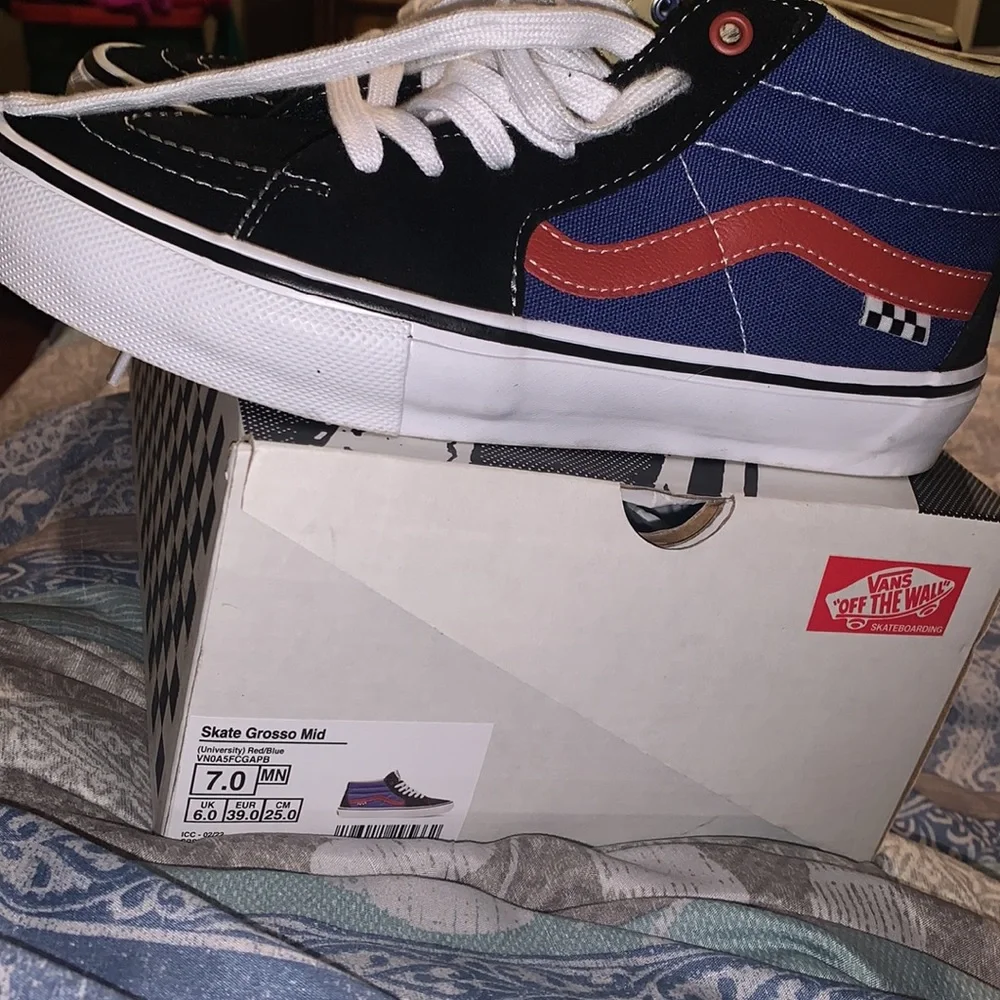 Vans - Picture 3 of 6
